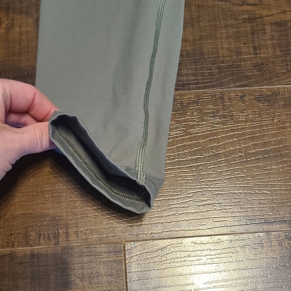 Everlane The Perform Legging In Sage Green - Like New - Picture 2 of 8